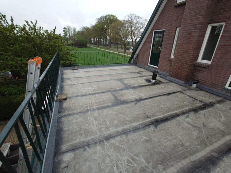 Dakrenovatie met overlagen en zinken standleidingen