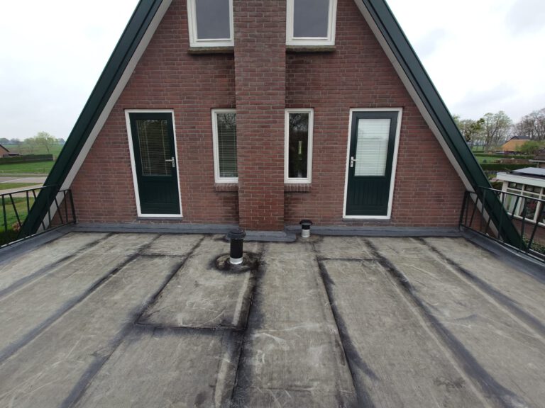 Dakrenovatie met overlagen en zinken standleidingen