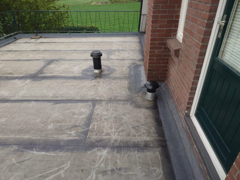 Dakrenovatie met overlagen en zinken standleidingen